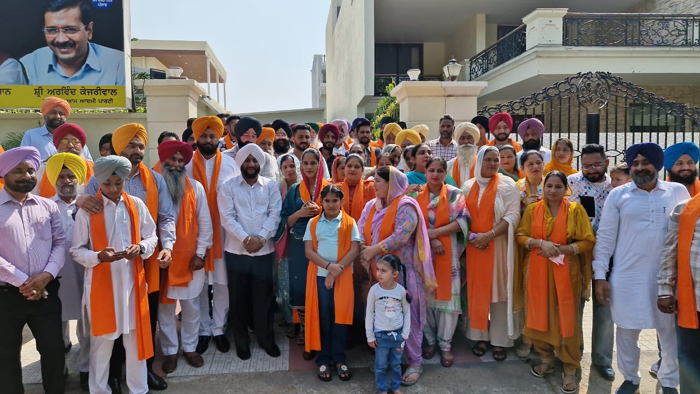 विधायक कुलवंत सिंह ने दूसरे दिन भी मोहाली के गांवों में नवनिर्वाचित पंचायतों को सम्मानित किया